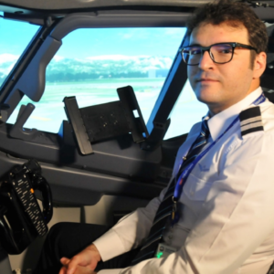 20 yıl önceki reklam filminde yer alan Atakan, havayolu şirketinin pilotu oldu