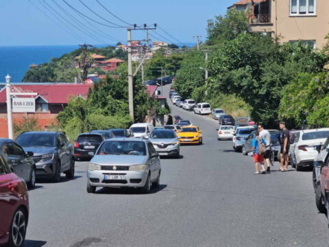 Plaj tiklim tiklim doldu otopark yetmedi araclar dizildi TyEEB47I